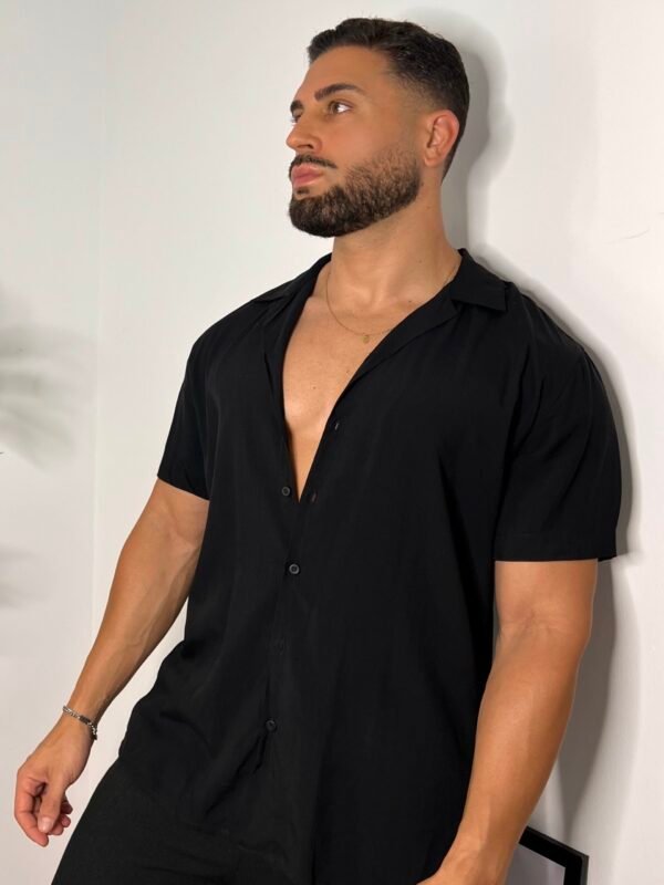 CAMISA NEGRA MANGA CORTA